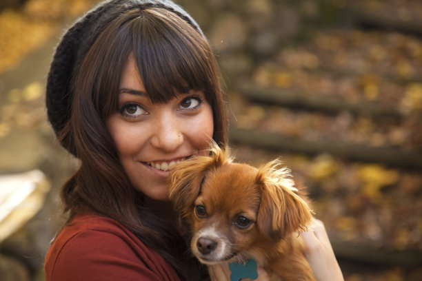 抱着小狗的年轻女子图片下载