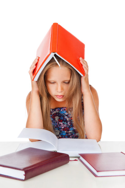 疲惫的女孩做作业图片下载