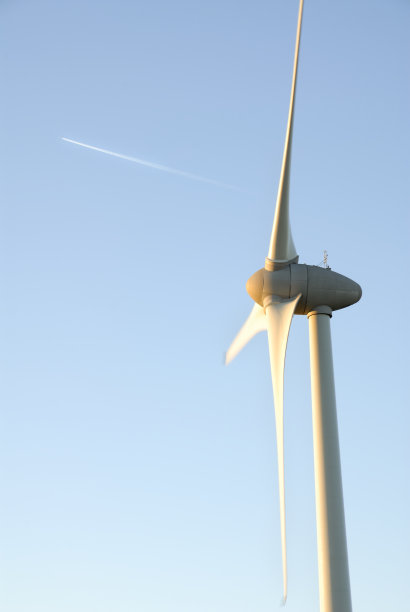 一个风力涡轮机和飞机蒸汽轨迹。图片下载