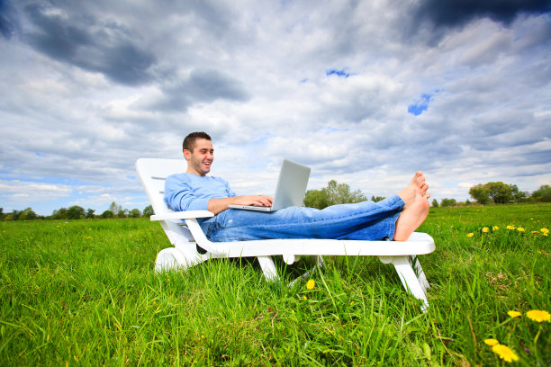 休息室里有个拿着笔记本电脑的年轻人图片下载