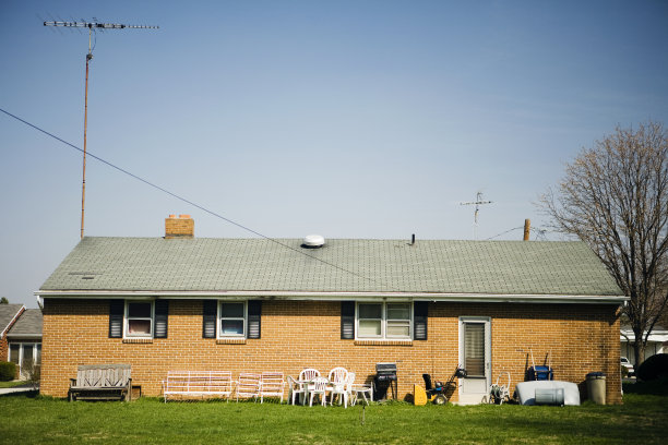 后面是一座砖砌的牧场风格的房子图片下载