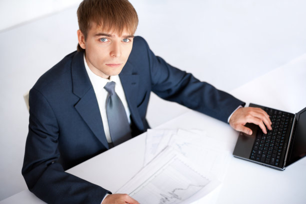 俯视年轻的商人在办公室用笔记本电脑工作图片下载