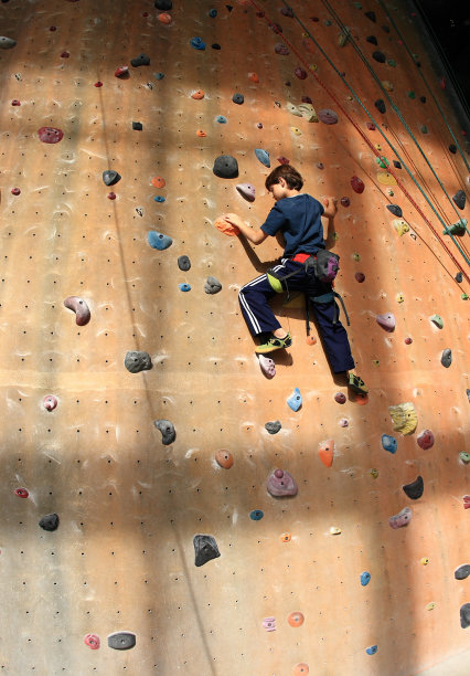 小男孩攀岩图片下载