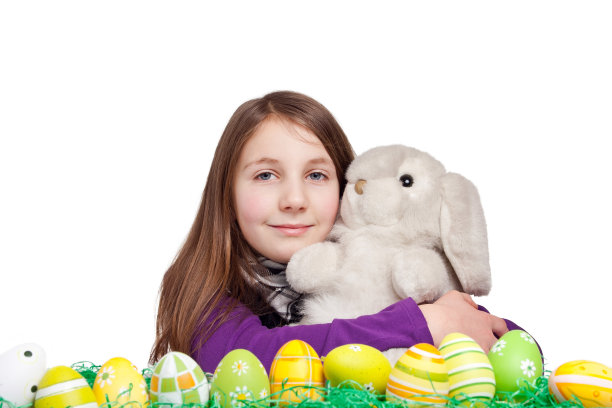 带着毛茸茸的复活节兔子和彩蛋的女孩图片下载