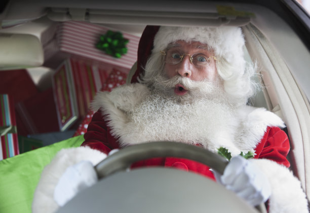 圣诞老人开着一辆装满礼物的车图片下载