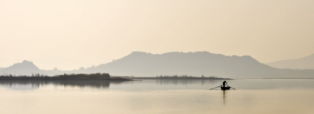 在湖上划船图片下载
