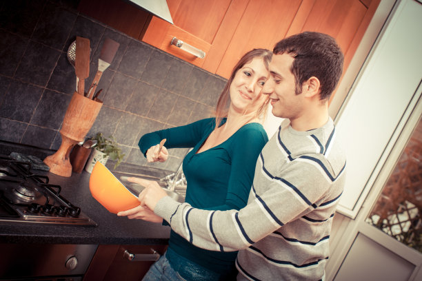 一个人在厨房尝试品尝某样东西图片下载