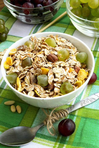 早餐有麦片和葡萄图片下载