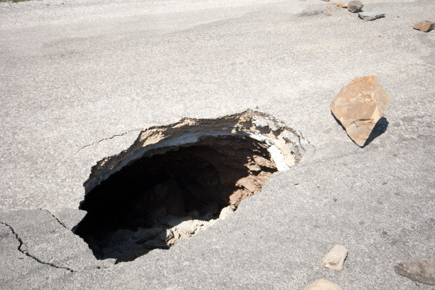 破碎的路面图片下载