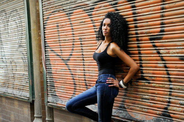 在城市背景下留着非洲式发型的黑人妇女图片下载