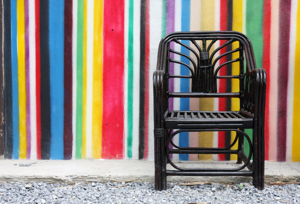 黑色的椅子和彩色的墙壁图片下载