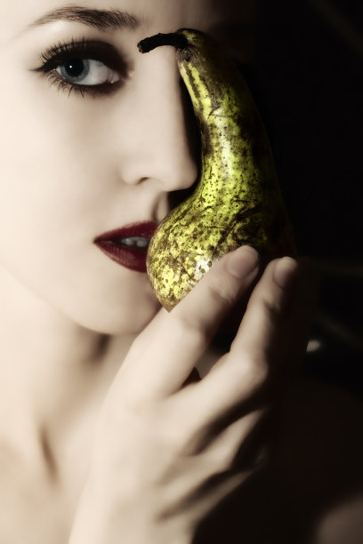 手里拿着梨的漂亮年轻女人图片下载