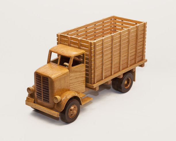 手工制作的木制玩具卡车图片下载