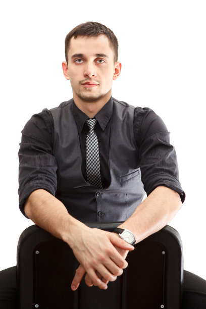 年轻精明的商人坐在椅子上的肖像图片下载