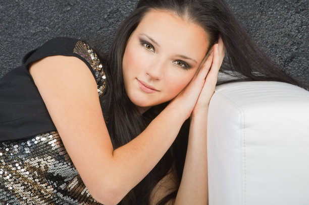 年轻女子躺在沙发上图片下载