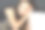 年轻女子躺在沙发上图片下载