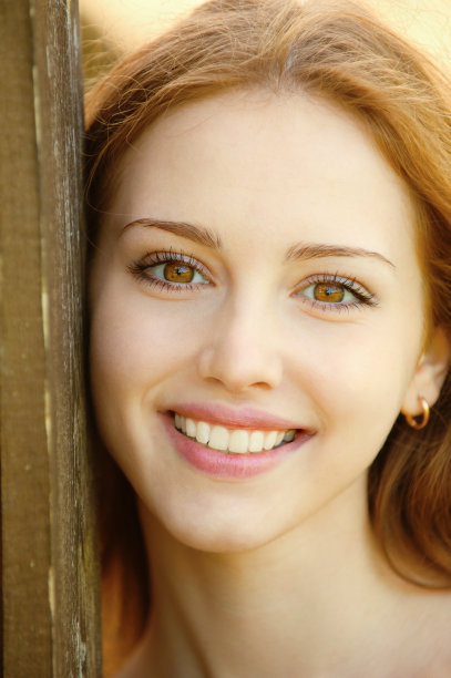 微笑的年轻女人图片下载