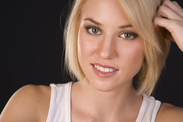 海飞丝的照片，自信的金发美女图片下载