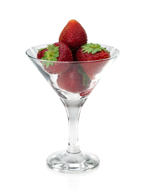 白色背景上的草莓。图片下载