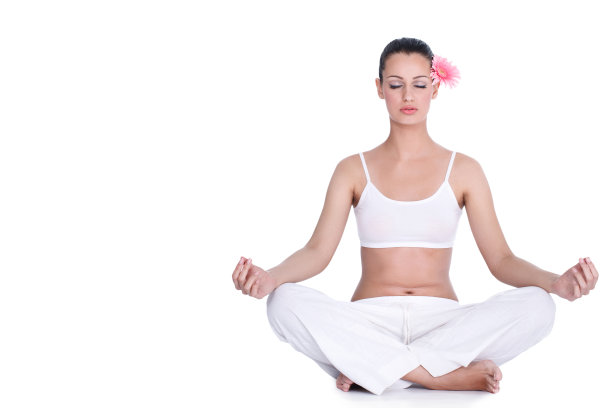 年轻女子在练习莲花体位的瑜伽图片下载