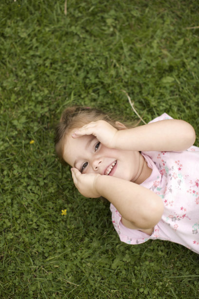 小女孩躺在草地上图片下载
