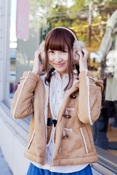 可爱的日本女孩，在冬天微笑图片下载