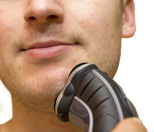 男子剃须自己图片下载