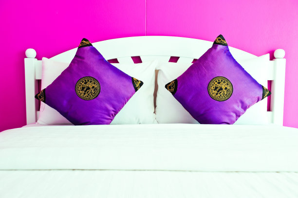 紫色的卧室在一个现代的家庭内饰。图片下载