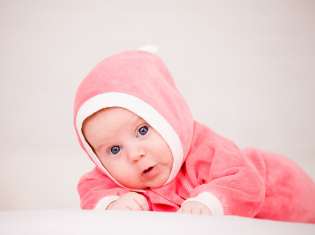 穿亮粉色工作服的婴儿图片下载