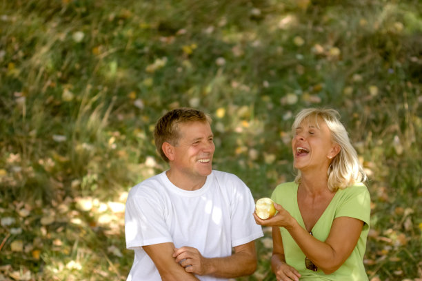 生命成熟的成人夫妇笑了图片下载