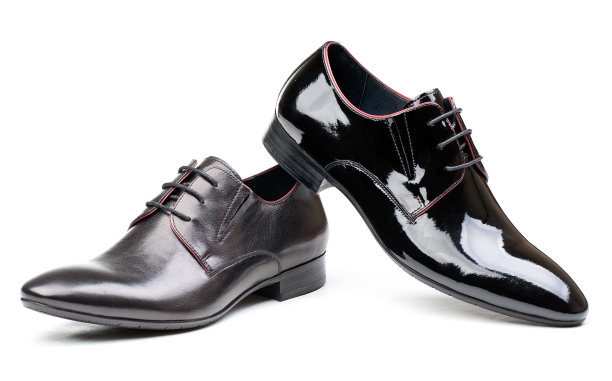 两个黑人穿鞋对抗白人图片下载