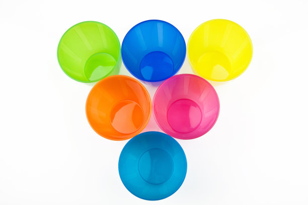 白色背景的彩色塑料杯图片下载