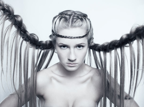 一个梳着辫子的年轻女子的肖像图片下载