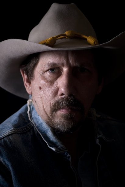 牛仔在晚上图片下载