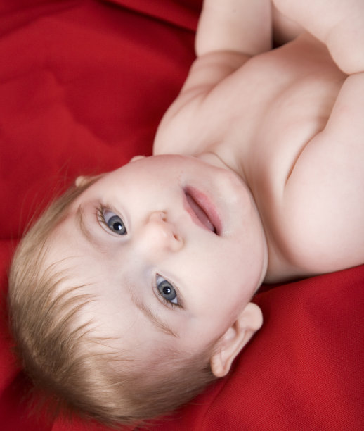 红色的宝贝女孩图片下载