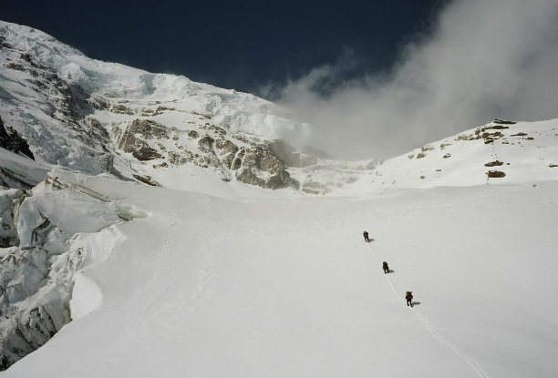 西澳雷尼尔山上的登山运动员图片下载