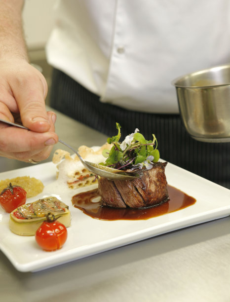 厨师在餐厅厨房做饭图片下载