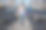 女孩在市中心高速公路上奔跑图片下载