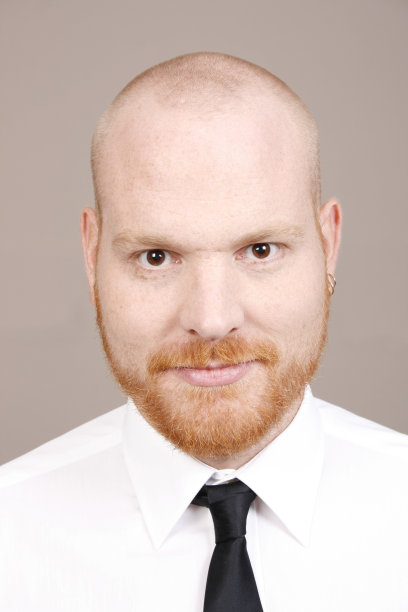 留着红胡子的年轻人图片下载