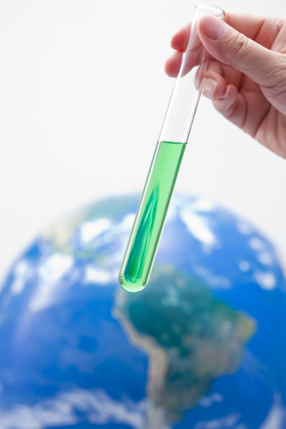 手拿地球仪和试管图片下载