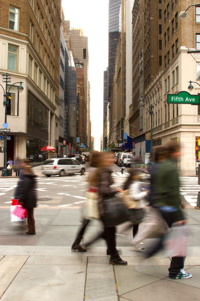 正走在纽约第五大道上图片下载