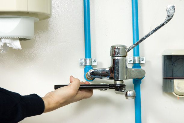 水管工在工作图片下载