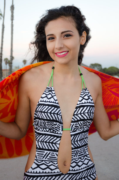 在加州长滩拍摄泳装图片下载