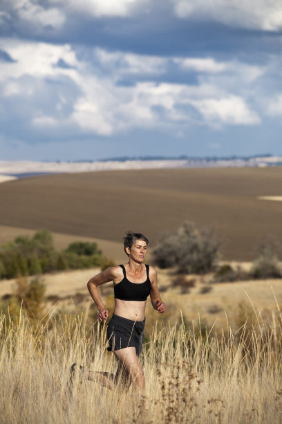 女人小道跑步图片下载