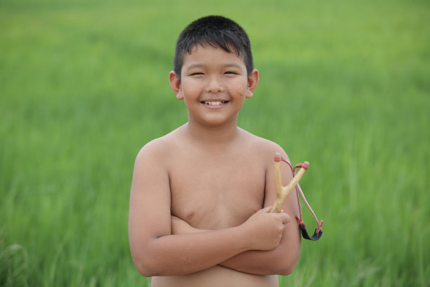 弹弓儿童的肖像图片下载