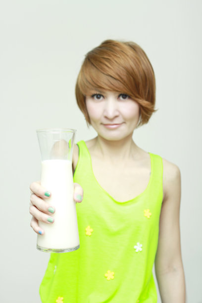 年轻女子，一杯牛奶图片下载