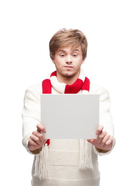 年轻有趣的男人举着牌子图片下载