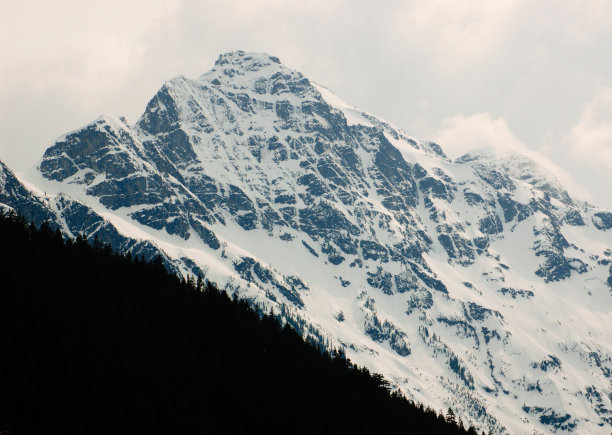 白雪皑皑的山峰图片下载