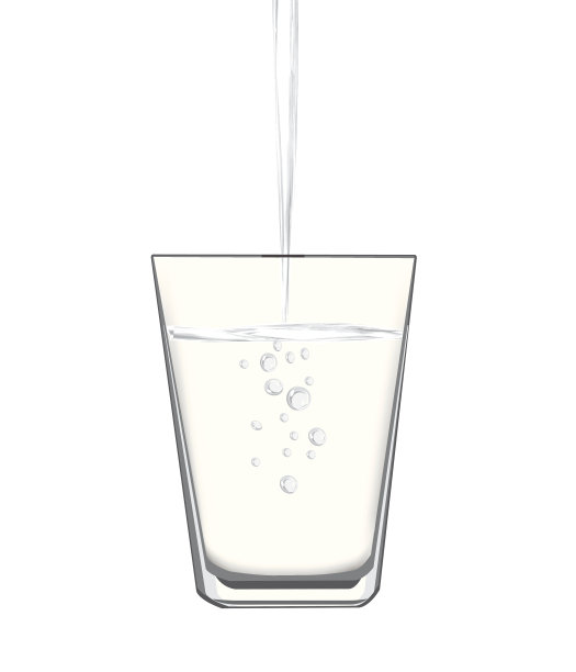 把水倒进玻璃杯里素材图片
