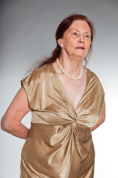 高级女性工作室拍摄的灰色背景。图片下载